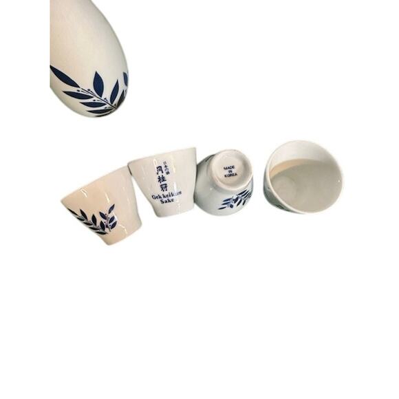 Gek Kei Kan Sake Japenese Carafe and Cups White Blue Ceramic Set - Picture 4 of 8